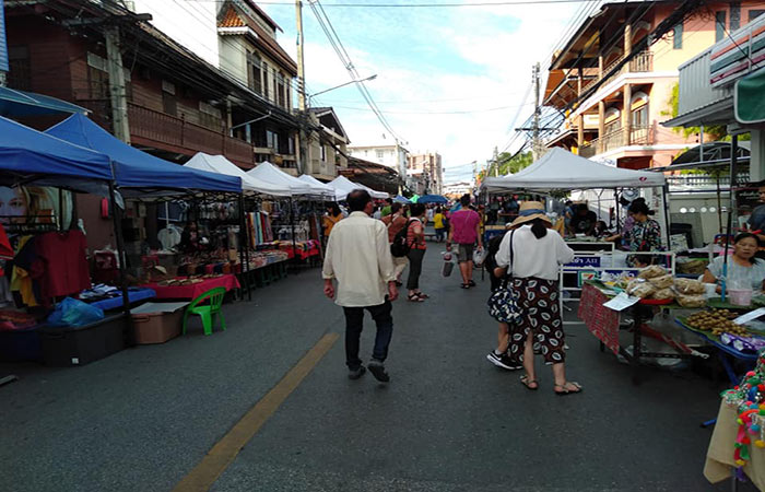 saturday night market wualai walking street