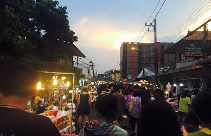 saturday night market wualai walking street